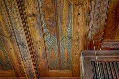 Die Decke ist mit Jugendstilornamenten verziert